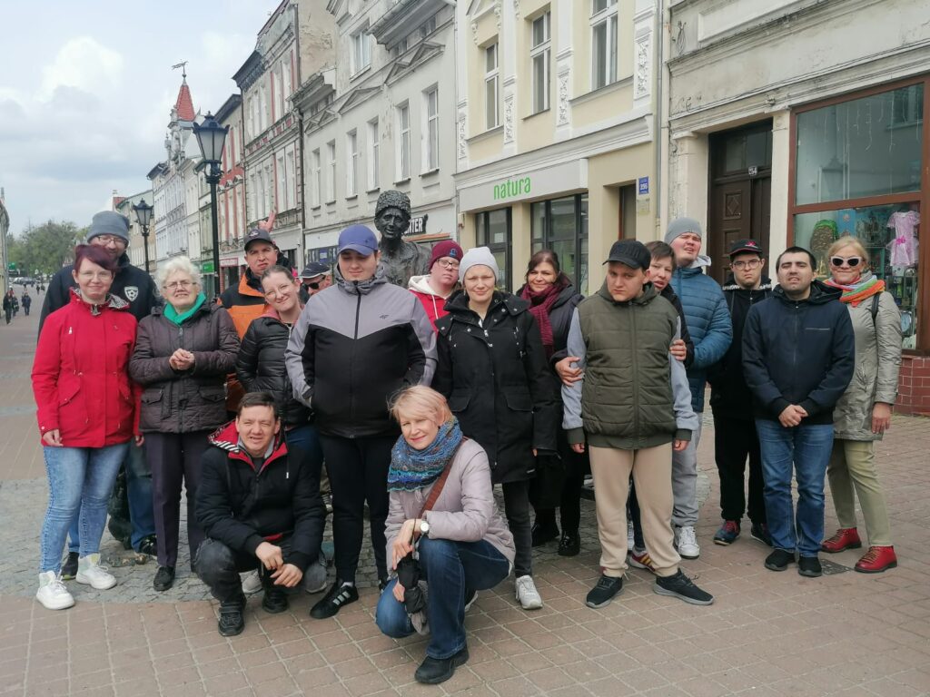 Grupa ludzi stojąca na ulicy przed Ratuszem Miejskim w Wejherowie, pozująca do zdjęcia.