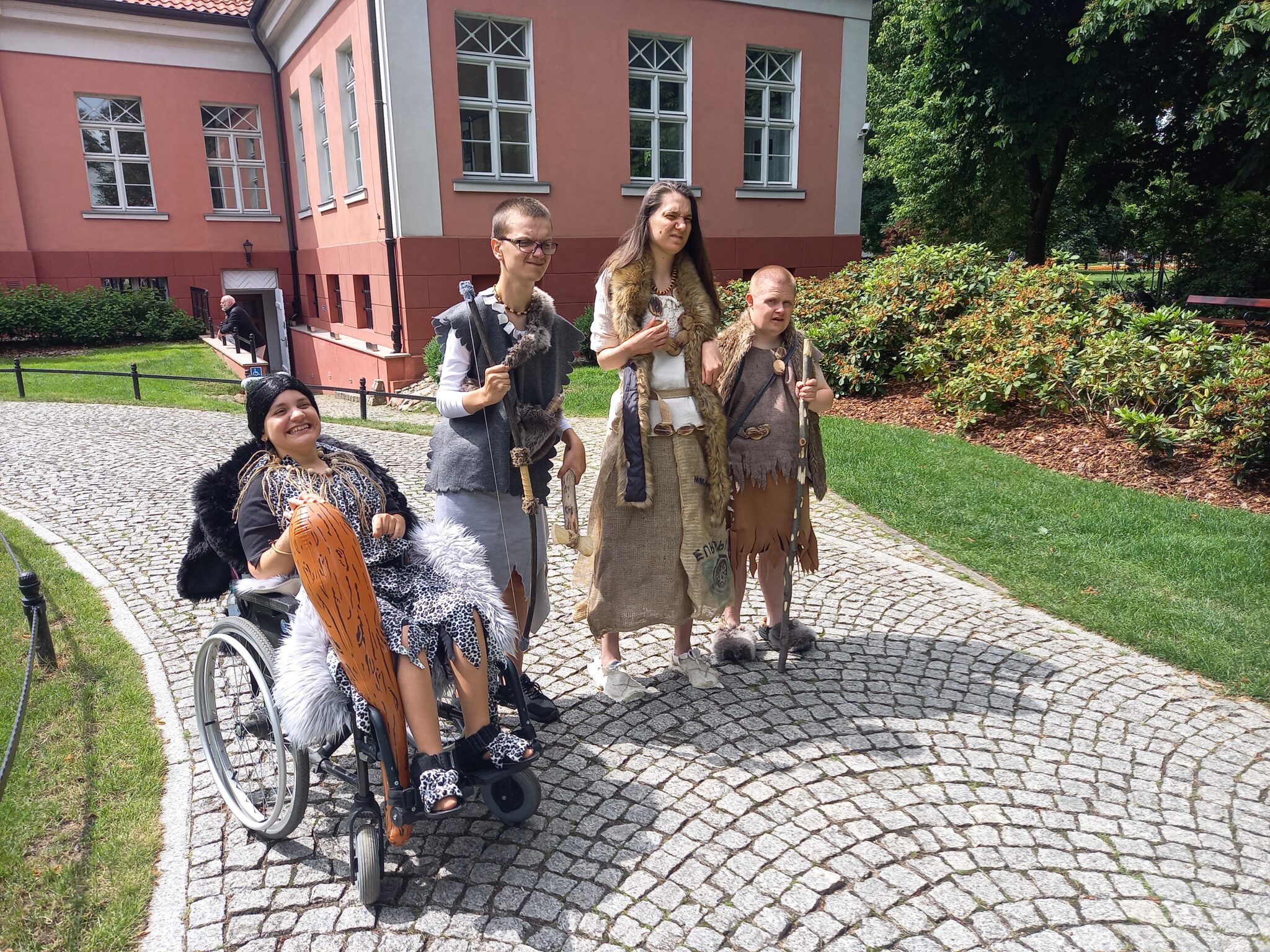 Uczestnicy ŚDS przebrani w stroje jaskiniowców podczas Festynu Free-Art w muzeum w Wejherowie