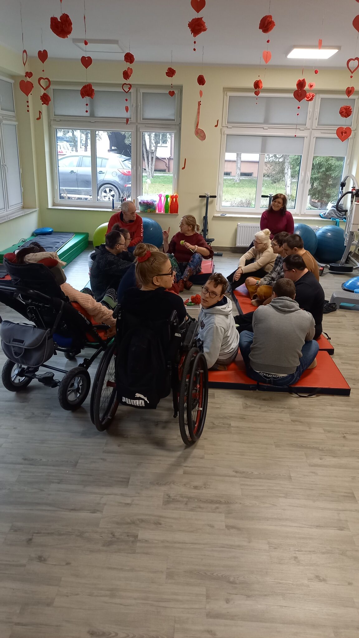 Grupa uczestników ŚDS w Wejherowie podczas zajęć „Porannego Kręgu” w sali terapeutycznej